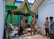Polsek Siantan Membersihkan dan Memugar Makam Tua di Tarempa, Anambas