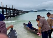 Polsek Jemaja Bantu Warga Menyeberang Pasca Putusnya Jembatan