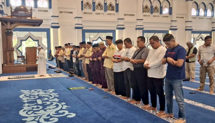 Sholat Ghoib di Masjid Agung Batam, FKDM Serukan Jaga Kondusifitas