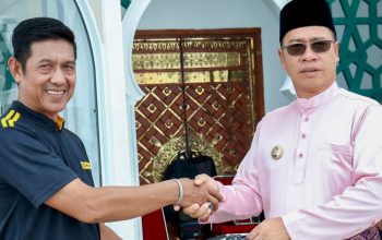 Aneng Serahkan Kendaraan Operasional Persampahan